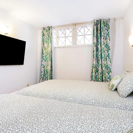 Апартаменты Neptuno Beachfront Retreat With Smart Tvs And Terrace *